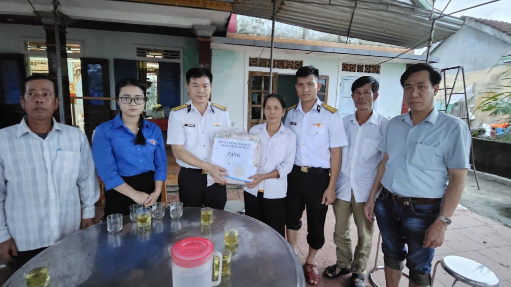 Cán bộ, chiến sĩ Vùng 3 Hải quân tới thăm, hỗ trợ giúp đỡ gia đình cựu chiến binh Phạm Bá Xuân không may tử vong do lật thuyền chiều 31/10 (Ảnh H.Quảng)