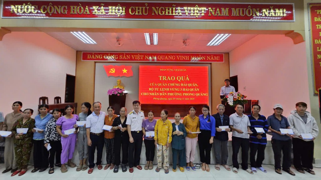 Bộ Tư lệnh Vùng 3 Hải quân đã trao tặng 126 suất quà trị giá 100 triệu đồng cho bà con chịu ảnh hưởng mưa lũ tại TP Huế (Ảnh H.Quảng)