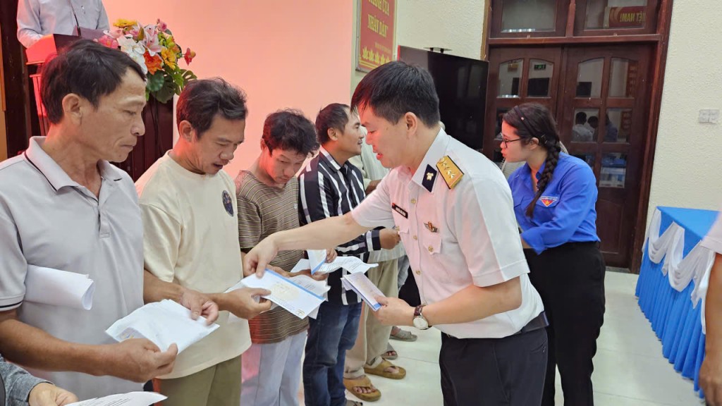 Đại tá Nguyễn Hữu Hùng, Chính uỷ Trung đoàn 351, Vùng 3 Hải quân thăm hỏi tặng quà bà con phường Phong Quảng (Ảnh H.Quảng)