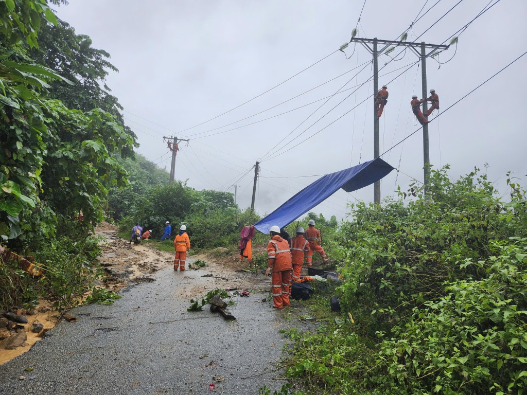 PC Đà Nẵng nỗ lực khắc phục điện cho người dân sau lũ (Ảnh: PCĐN)