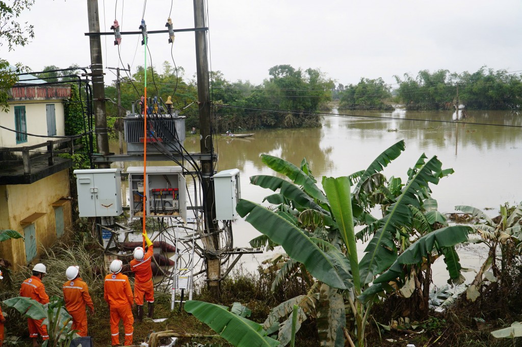 Tập trung khắc phục, bảo đảm an toàn và phấn đấu khôi phục cấp điện trong thời gian sớm nhất (Ảnh: PCĐN)