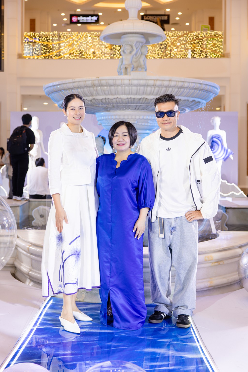 Bà Trang Lê - Chủ tịch Tuần lễ Thời trang Quốc tế Việt Nam xuất hiện tại Triển lãm cùng NTK Vũ Việt Hà và Hoa hậu Ngọc Hân