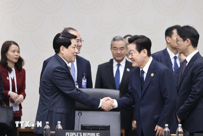 Chủ tịch nước Lương Cường với Tổng thống Hàn Quốc Lee Jae Myung. (Ảnh: Lâm Khánh/TTXVN)