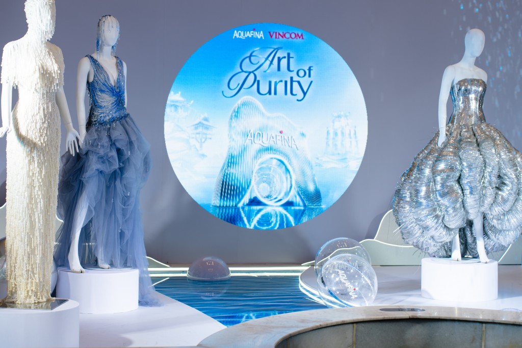 Các mẫu đầm trưng bày tại triển lãm - Ảnh: BTC