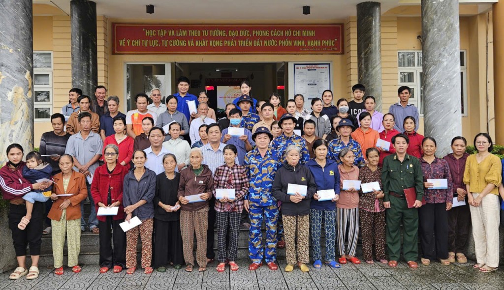 Vùng 3 Hải quân trao hỗ cho người dân vùng lũ TP Huế