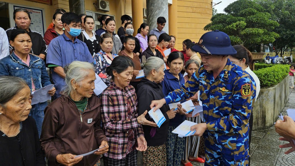 Vùng 3 Hải quân trao hỗ cho người dân vùng lũ TP Huế