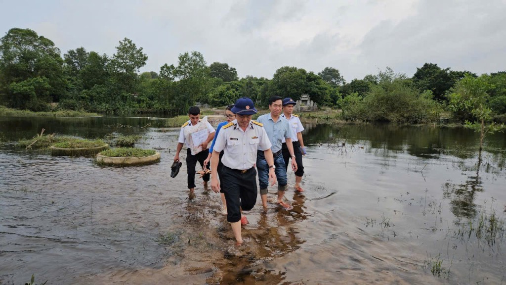 Chiều ngày 01/11 ,Đại tá Nguyễn Hữu Hùng- Chính uỷ Trung đoàn 351, Vùng 3 Hải quân, cùng đoàn công tâc  thăm hỏi trao quà cho bà con phường Phong Quảng, thành Phố Huế