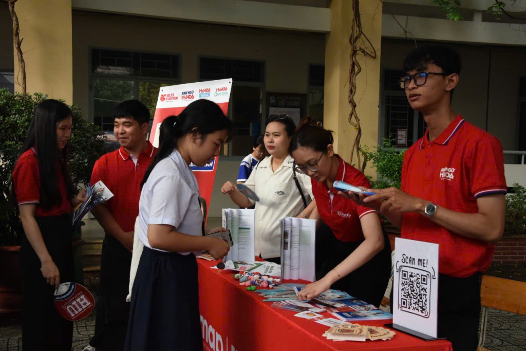 Các em học sinh tham gia