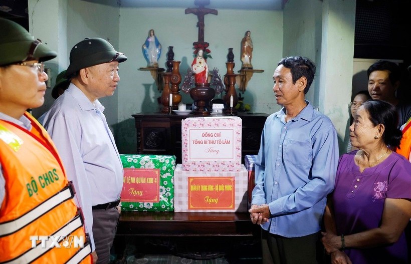 Tổng Bí thư chia sẻ về những thiệt hại do mưa lũ gây ra với người dân Huế