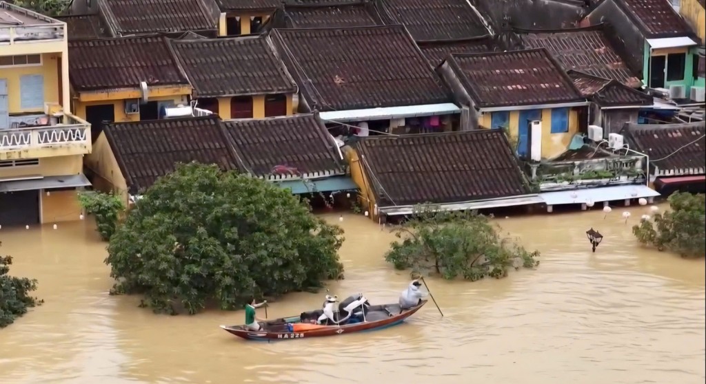 Bộ Chính trị chỉ đạo khắc phục hậu quả do bão số 12 và mưa, lũ sau bão gây ra