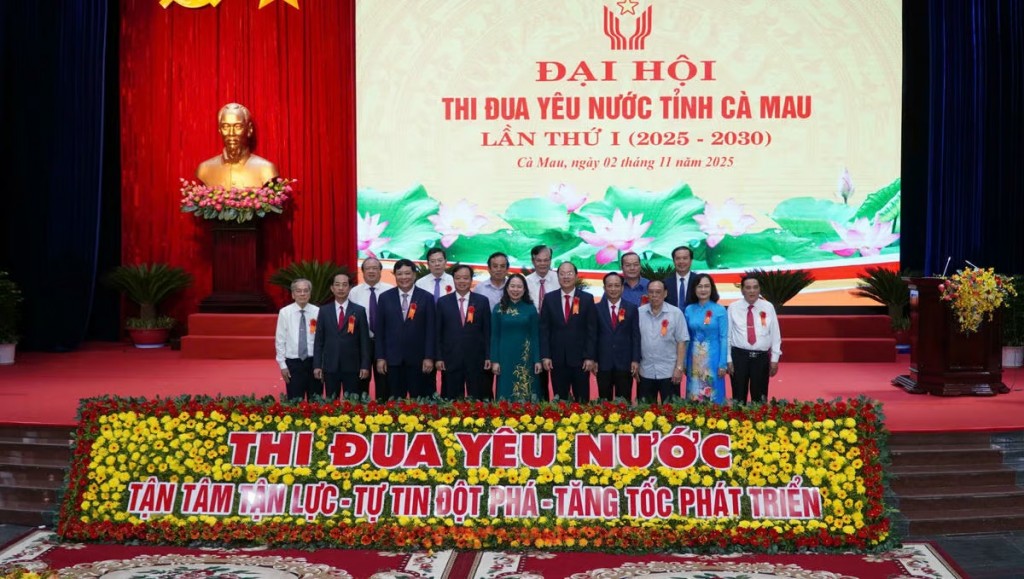 Phó Chủ tịch nước Võ Thị Ánh Xuân chụp ảnh lưu niệm cùng lãnh đạo, nguyên lãnh đạo tỉnh Cà Mau.