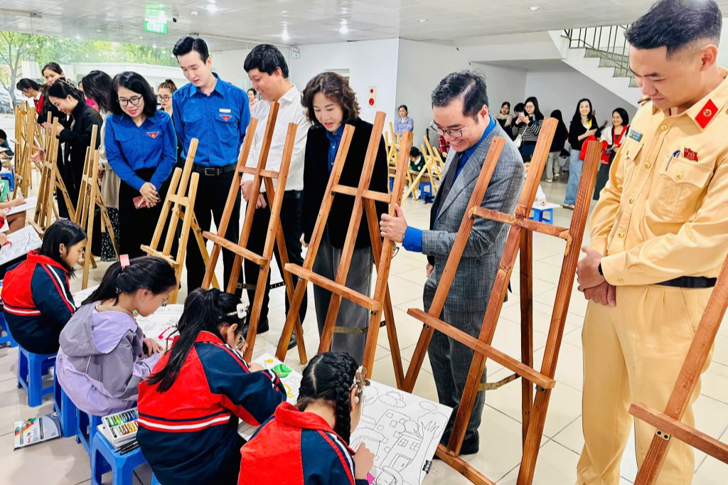 Các vị đại biểu động viên thiếu nhi tham gia cuộc thi vẽ tranh 