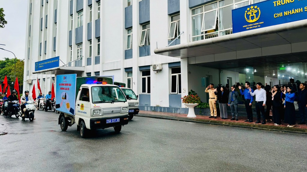 Ra quân đoàn xe tuyên truyền về an toàn giao thông 