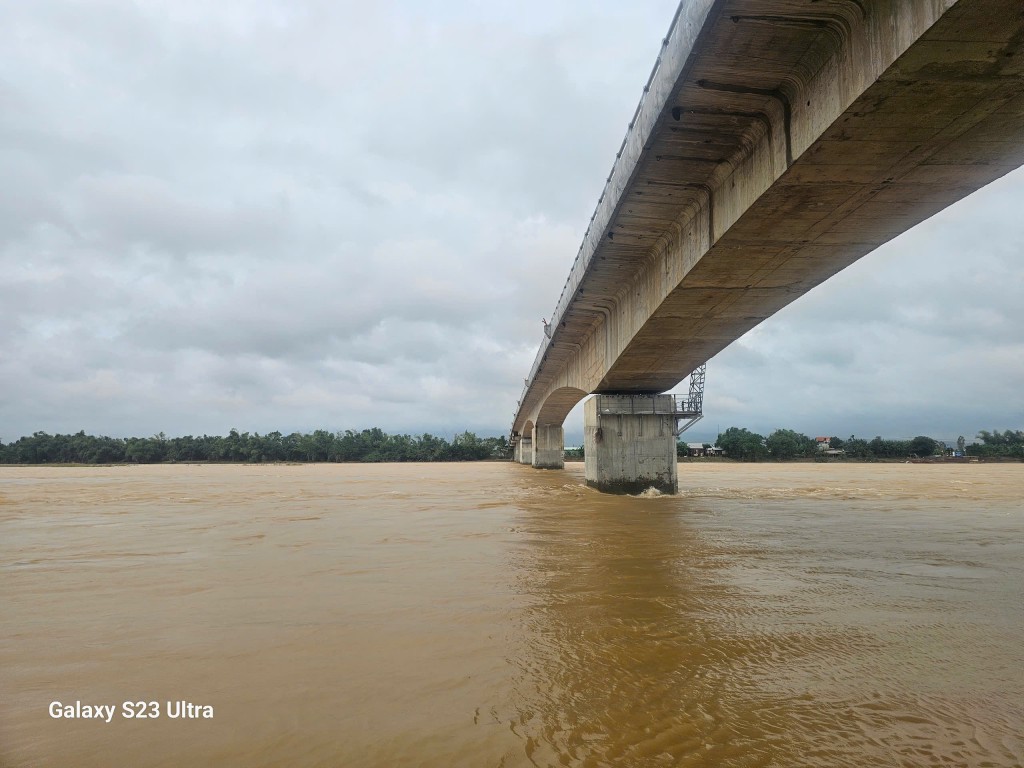 TP Huế và Đà Nẵng mưa to, lũ trên các sông đang dâng nhanh