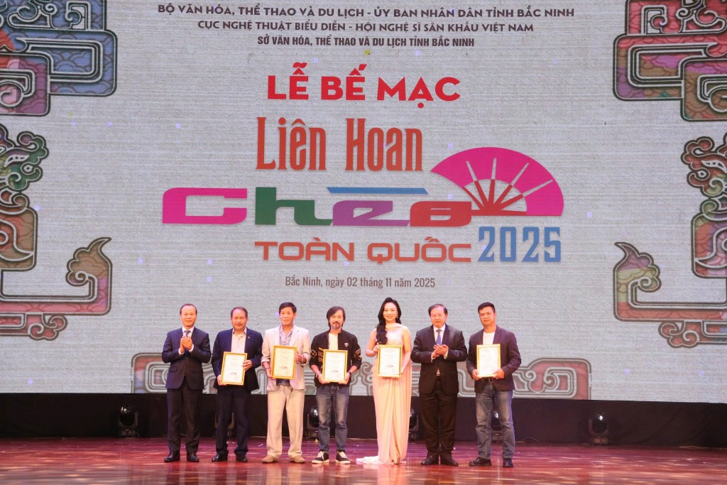 Ban Tổ chức trao bằng khen tới các nghệ sĩ