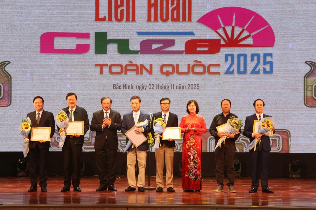 Tạ Quang Đông, Thứ trưởng Bộ Văn hoá, Thể thao và Du lịch, Trưởng ban Chỉ đạo Liên hoan.  2. Trân trọng kính mời Bà Trần Thị Hằng, Uỷ viên Ban Thường vụ Tỉnh uỷ, Phó Chủ tịch Thường trực Hội đồng nhân dân tỉnh.  Lên trao Chứng nhận và tặng hoa cho Hội đồng Nghệ thuật Liên hoan