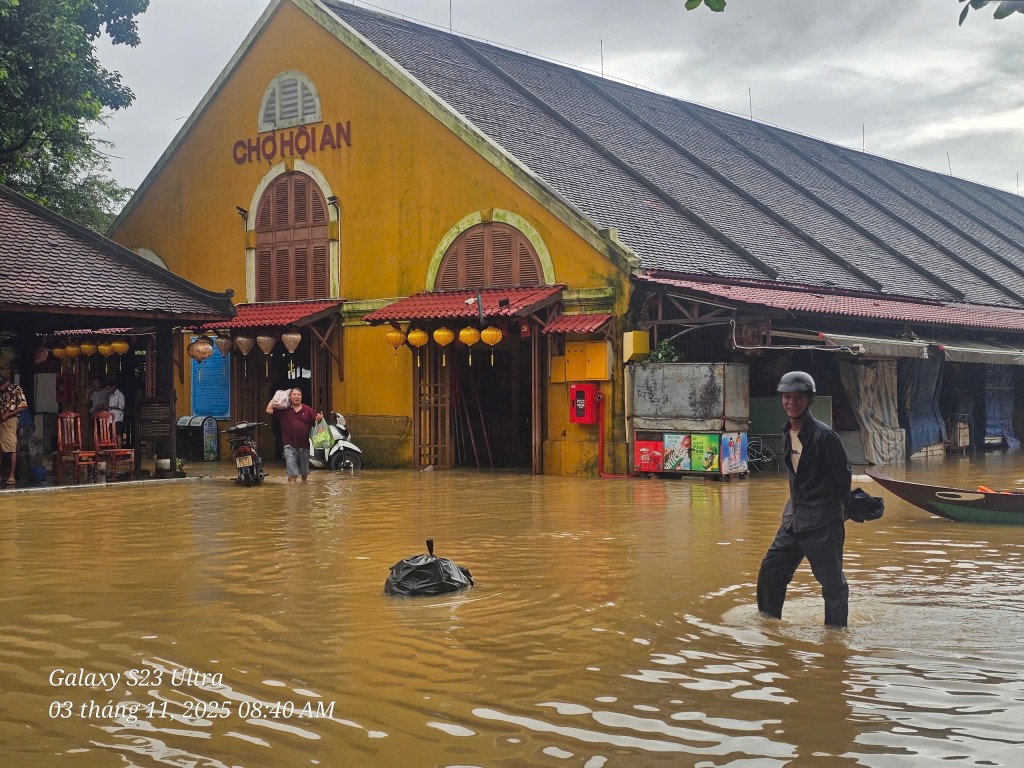 TP Huế và Đà Nẵng mưa to, lũ trên các sông đang dâng nhanh
