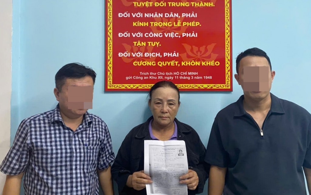 Phan Thị Thu Hiền bị bắt giữ khi đang lẩn trốn dưới vỏ bọc chủ cơ sở kinh doanh, buôn bán đồ gỗ. (Ảnh: C.A Đà Nẵng)