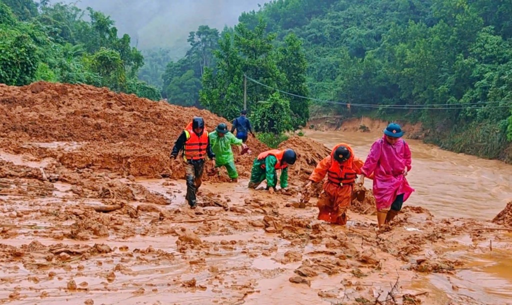 Thiệt hại nặng nề do đợt mưa lũ vừa qua gây ra tại các xã, phường của Đà Nẵng Thiệt hại nặng nề do đợt mưa lũ vừa qua gây ra tại các xã, phường của Đà Nẵng