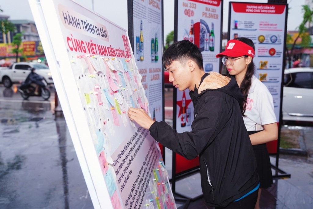 Người dân viết lời nhắn nhủ đến đồng bào bị ảnh hưởng bởi bão lũ tại hoạt động Bức Tường Gắn Kết Người dân viết lời nhắn nhủ đến đồng bào bị ảnh hưởng bởi bão lũ tại hoạt động Bức Tường Gắn Kết