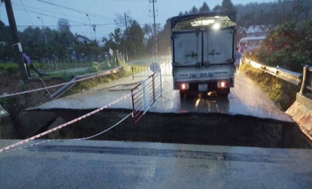 Mố cầu bị sập, lực lượng chức năng tổ chức chốt chặn khẩn cấp tỉnh lộ 14B