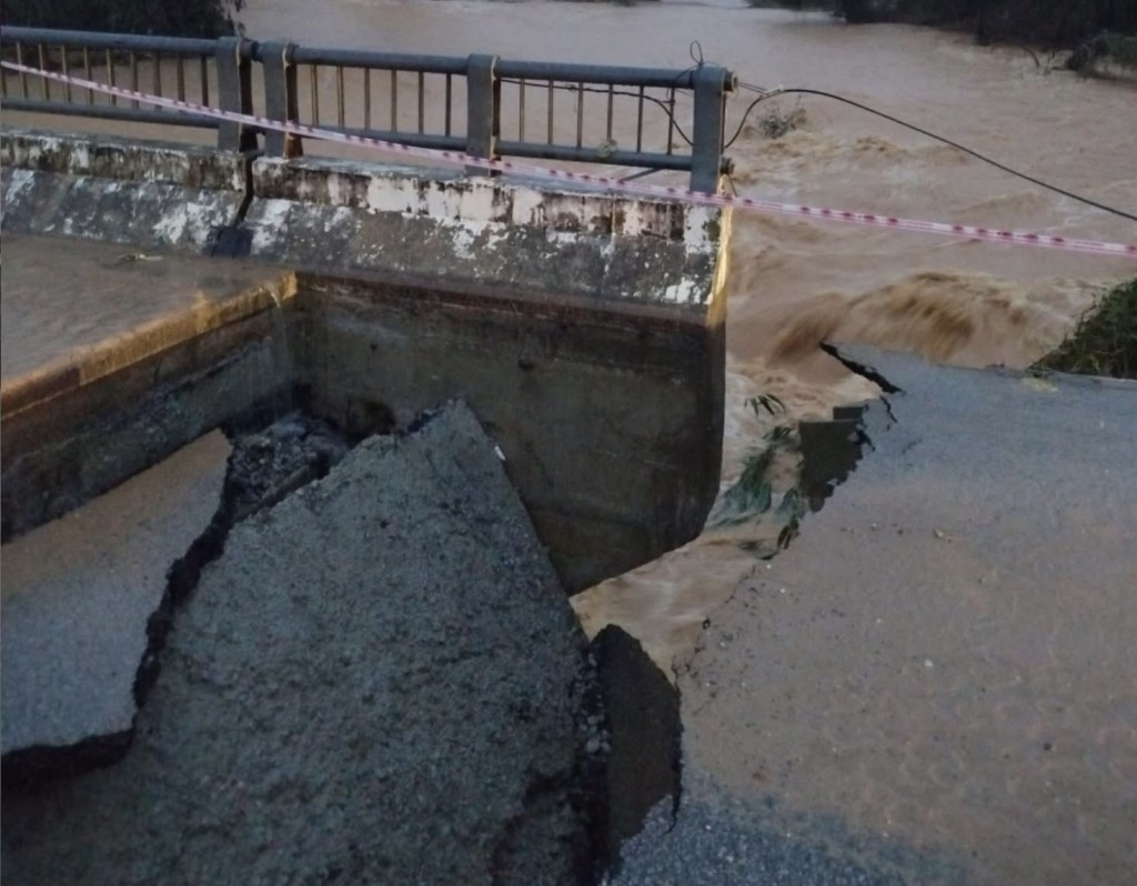 Mố cầu Phú Mậu trên tỉnh lộ 14B đã bị sập hoàn toàn vào lúc 5 giờ 30 phút ngày 3/11
