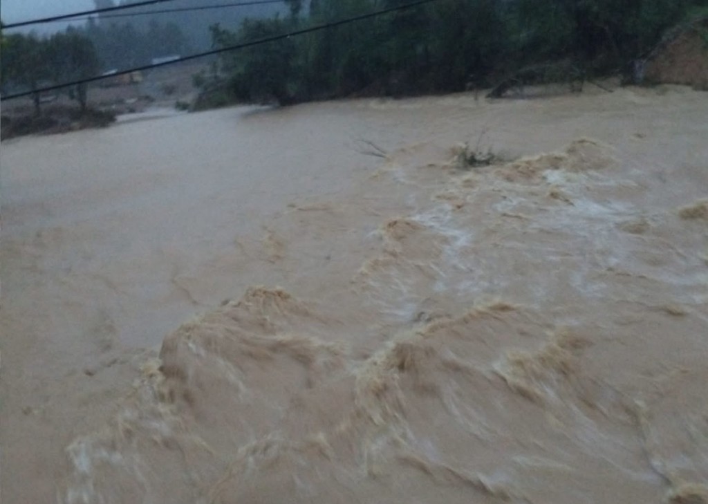 Hiện nay, lũ trên các sông ở TP Huế đang lên nhanh 