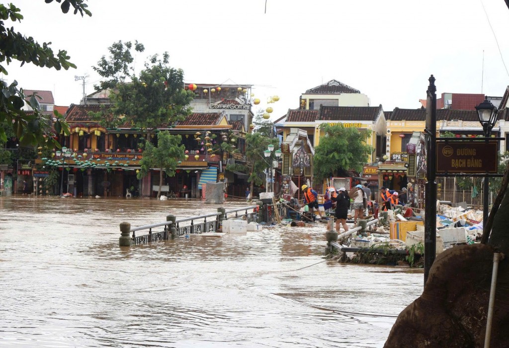 Mưa lũ kéo dài những ngày vừa qua khiến nhiều nơi ở Đà Nẵng ngập sâu Mưa lũ kéo dài những ngày vừa qua khiến nhiều nơi ở Đà Nẵng ngập sâu