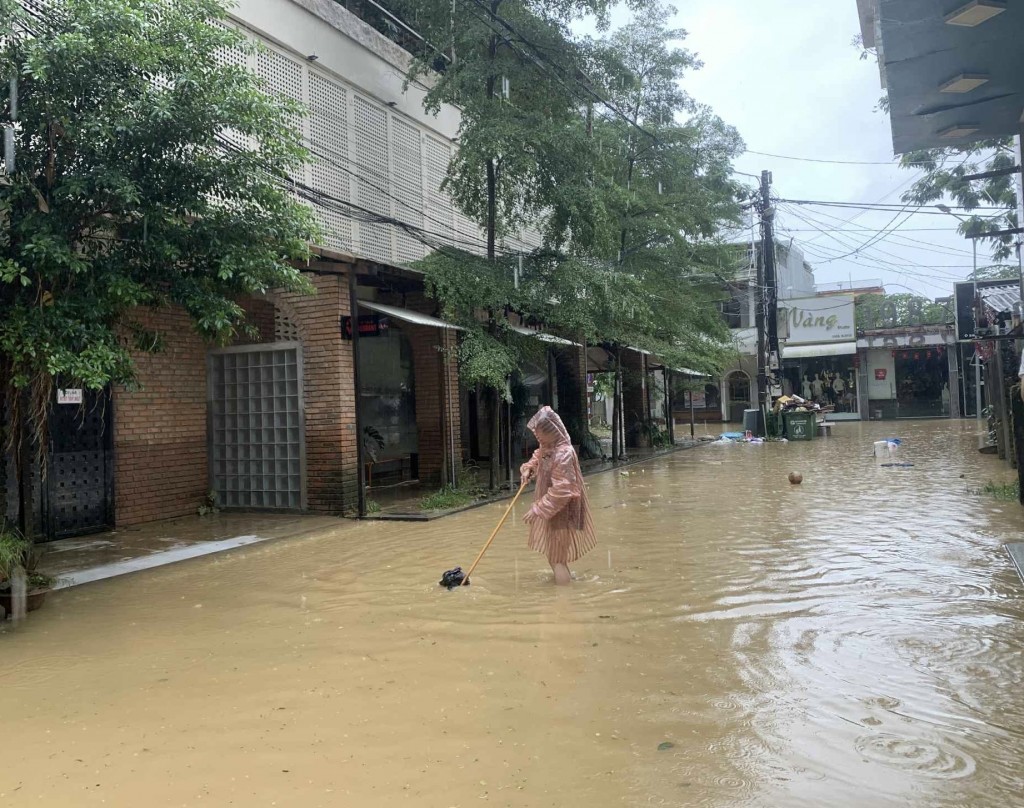 Trước đó, trong khi nước lũ rút dần vào hai ngày cuối tuần, người dân chưa kịp dọn dẹp, một số tuyến đường ngập trở lại, đây là trận lụt thứ 3 tại TP Huế kể từ ngày 26/10 Trước đó, trong khi nước lũ rút dần vào hai ngày cuối tuần, người dân chưa kịp dọn dẹp, một số tuyến đường ngập trở lại, đây là trận lụt thứ 3 tại TP Huế kể từ ngày 26/10