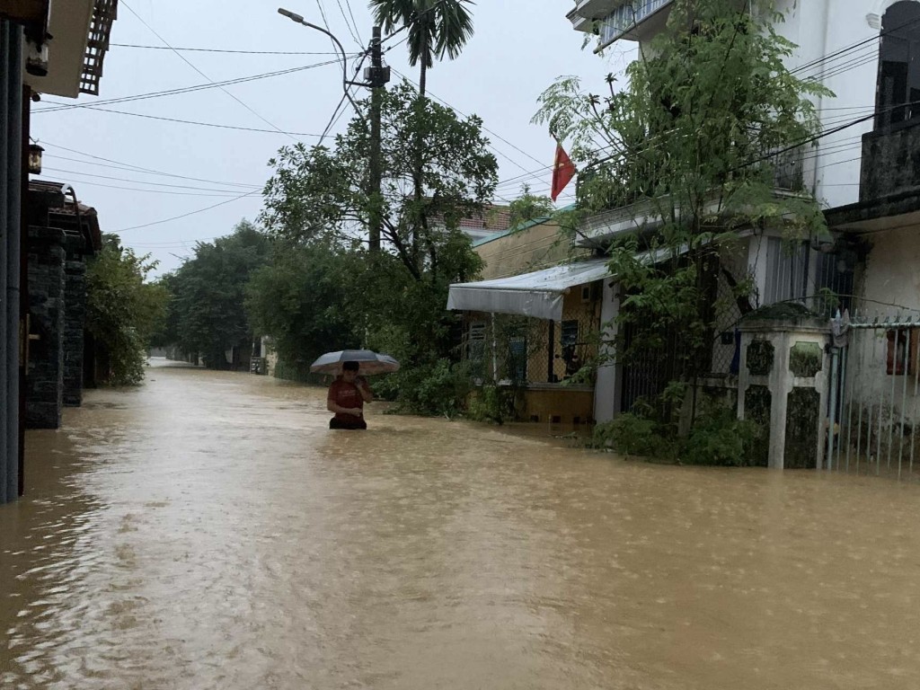 Nhiều tuyến đường ở TP Huế lại tái ngập lụt do nước trên các sông dâng lên và mưa lớn diện rộng  Nhiều tuyến đường ở TP Huế lại tái ngập lụt do nước trên các sông dâng lên và mưa lớn diện rộng