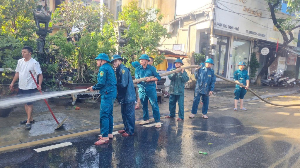 Lực lượng chức năng cùng người dân, đoàn viên thanh niên vừa dọn xong bùn đất tại các tuyến đường vào ngày 2/11 Lực lượng chức năng cùng người dân, đoàn viên thanh niên vừa dọn xong bùn đất tại các tuyến đường vào ngày 2/11