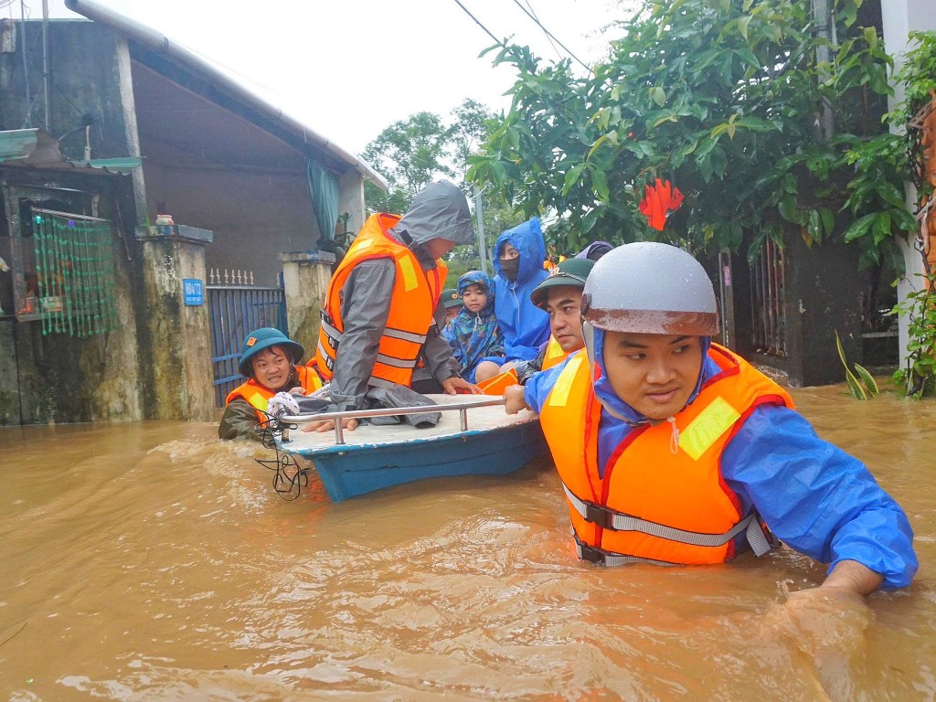 Công an phường Hòa Khánh huy động quân số ứng trực di dời người dân khỏi khu vực ngập sâu, nguy hiểm (Ảnh: CA)