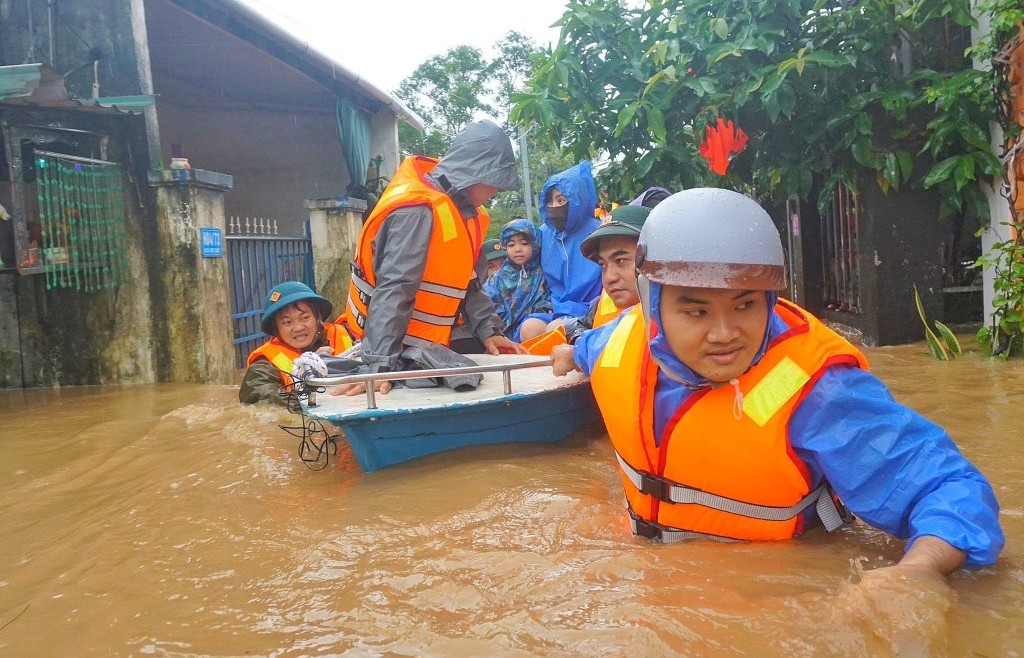 Đà Nẵng: Mưa lớn suốt đêm, nhiều tuyến đường bị ngập sâu