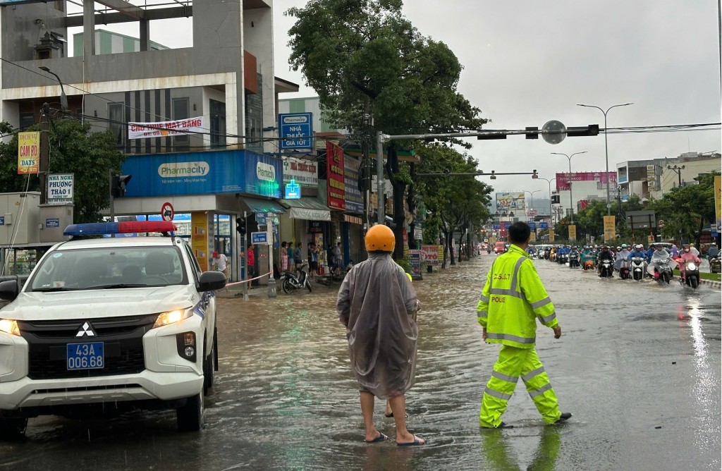Lực lượng Cảnh sát giao thông đã khẩn trương triển khai giăng dây, đặt biển cảnh báo tại các khu vực ngập sâu