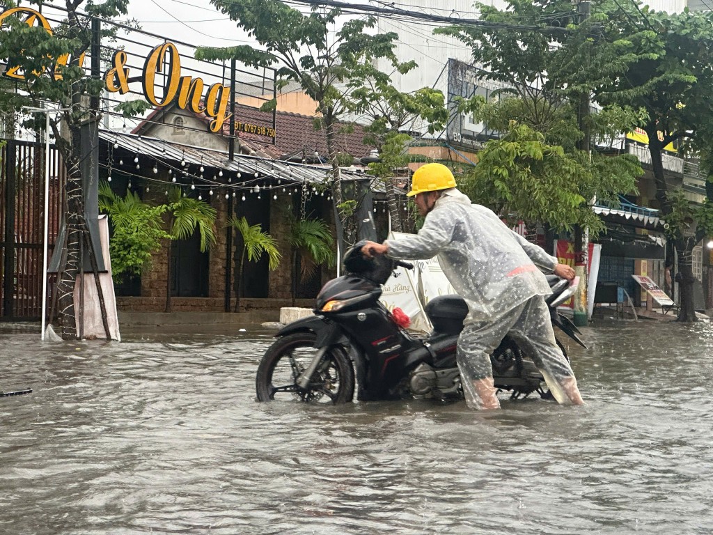 Nhiều phương tiện chết máy (Ảnh Đ.Minh)