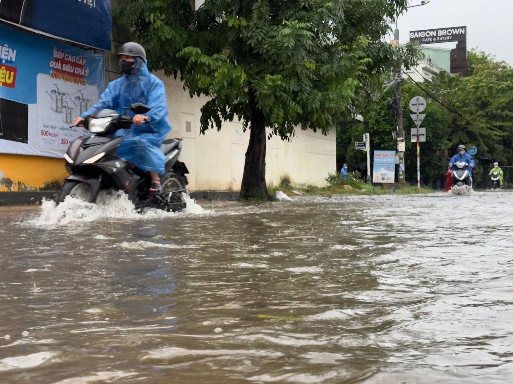 Mưa lớn sáng 3/11, nhiều tuyến đường ngập úng, người dân phải bì bõm lội nước đi làm (Ảnh Đ.Minh)
