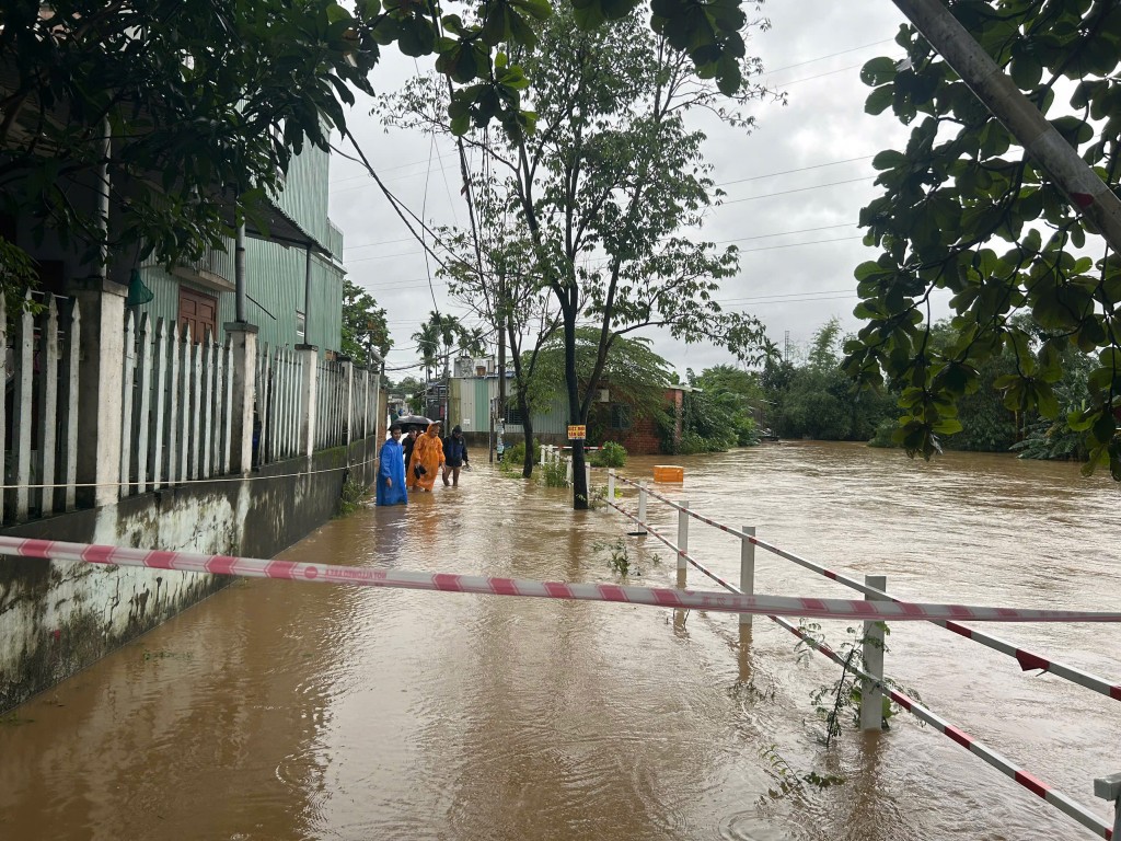 Nhiều khu vực ngập sâu được giăng dây cảnh báo (Ảnh Đ.Minh)