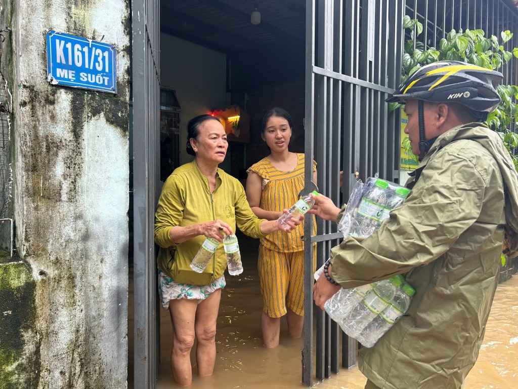 Phường Liên Chiểu đã huy động lực lượng dân quân, đoàn viên hỗ trợ người dân kê cao đồ đạc (Ảnh Đ.Minh)