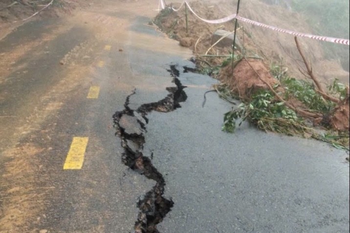 Vết nứt dài trên quốc lộ 28, đoạn qua xã Sơn Điền, tỉnh Lâm Đồng (Ảnh CTV)