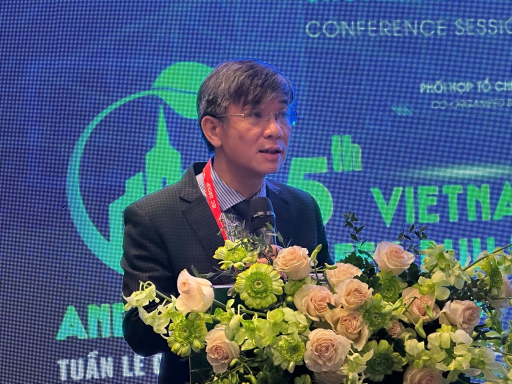 Ông Nguyễn Hữu Tiến, Phó Vụ trưởng Vụ Khoa học công nghệ, môi trường và Vật liệu xây dựng (Bộ Xây dựng) phát biểu tại Hội thảo.