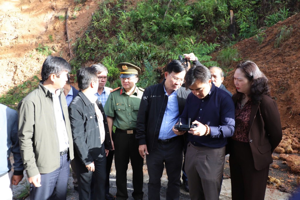 Chủ tịch UBND tỉnh Lâm Đồng Hồ Văn Mười kiểm tra hiện trường sạt lở trên quốc lộ 20 (Ảnh CTV)