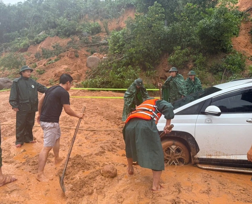 Khẩn trương khắc phục sạt lở và hỗ trợ người dân, phương tiện ở thôn Cảnh Dương, hướng đi đến Khu nghỉ dưỡng Laguna Lăng Cô bị sạt lở, đất đá tràn xuống mặt đường (Ảnh Đồn Biên phòng