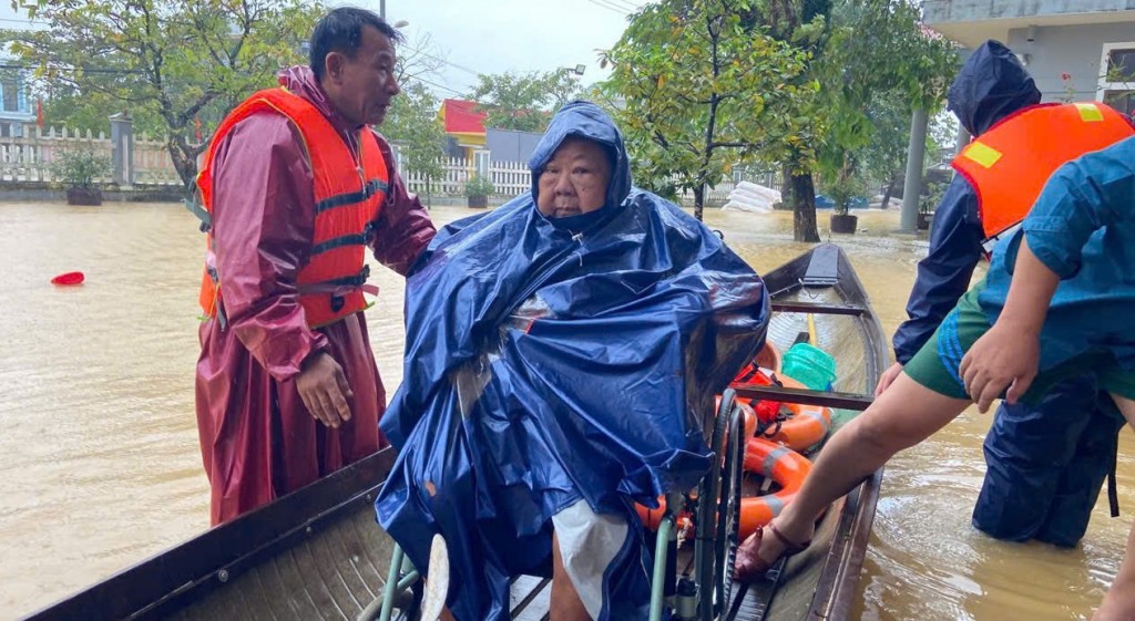 Kịp thời đưa các bệnh nhân đến bệnh viện trong lúc lũ dâng