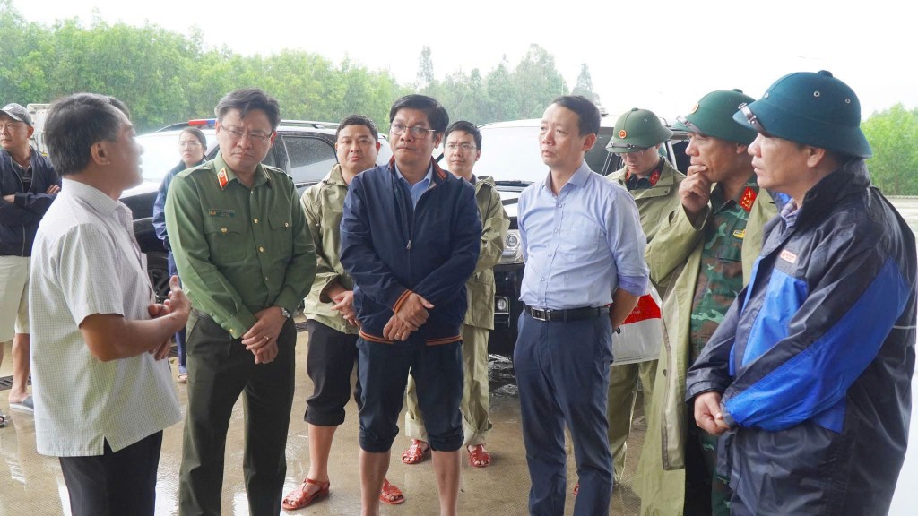 Đoàn công tác của UBND TP Huế gồm Phó Bí thư Thành uỷ, Chủ tịch UBND thành phố Huế Phan Thiên Định làm trưởng đoàn trực tiếp kiểm tra, chỉ đạo công tác ứng phó với mưa lũ, ngập lụt, sạt lở đất