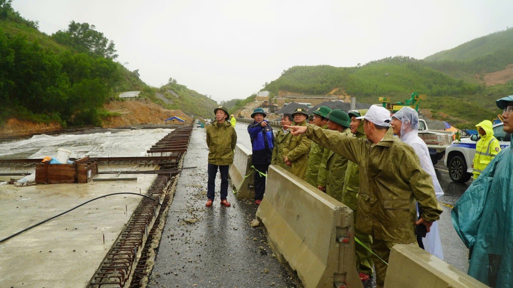 Cao tốc La Sơn - Túy Loan đoạn qua xã Khe Tre, sạt lở nghiêm trọng 