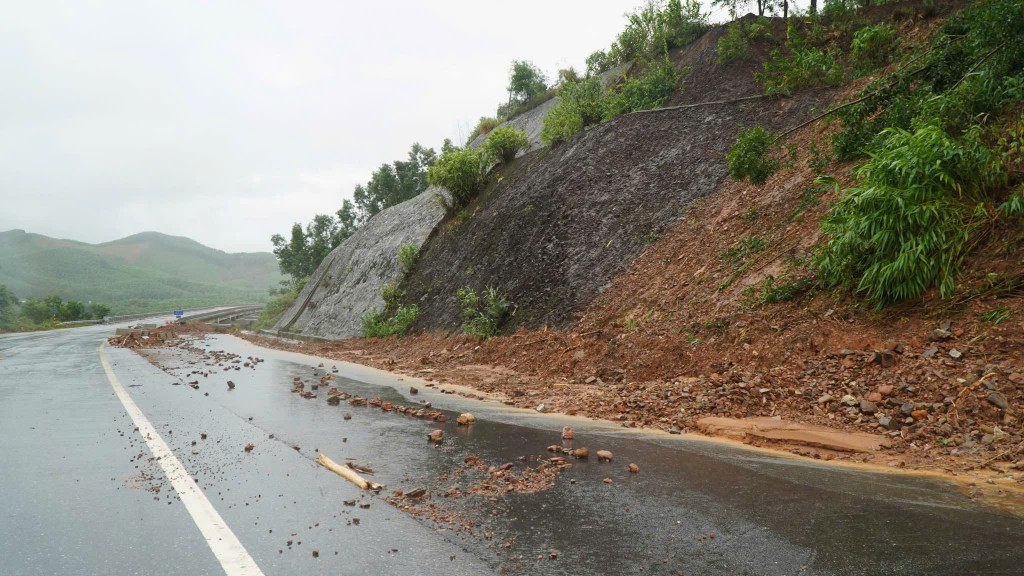 Do mưa lớn kéo dài, nhiều tuyến giao thông huyết mạch tuyến đường giao thông huyết mạch 