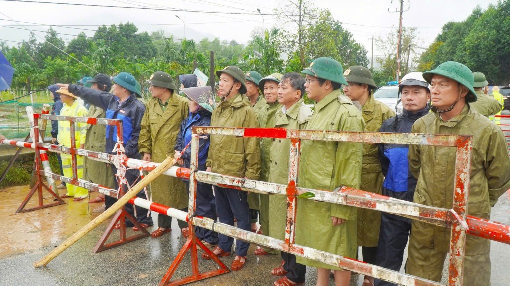 Lãnh đạo UBND TP Huế kiểm tra trục đường 14B đoạn qua xã Khe Tre 