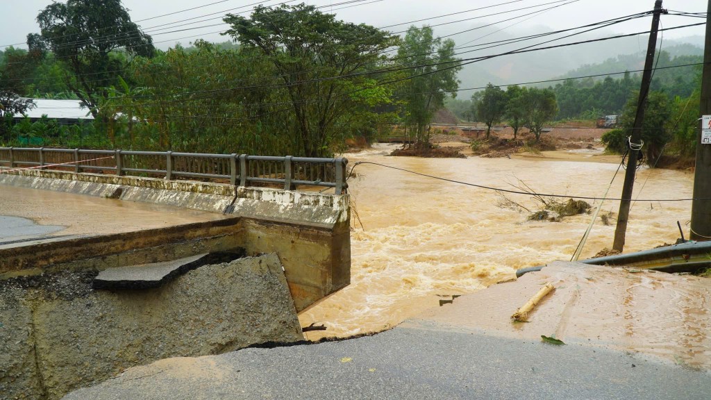 Nhiều cầu, cống, kè bị xói lở, đặc biệt cầu Phú Mậu và cầu Đa Phú hiện vẫn đang chia cắt, không thể lưu thông