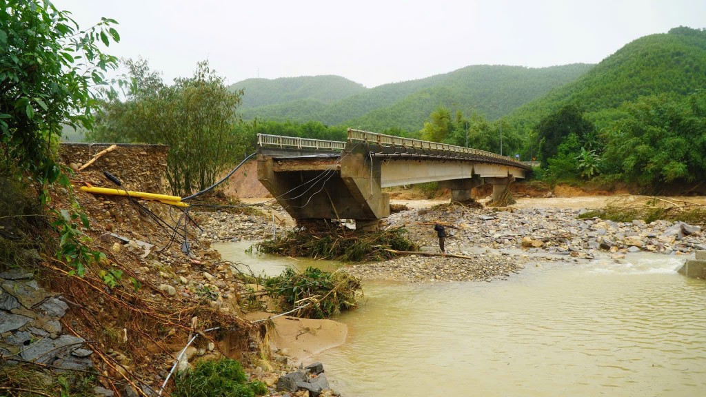 Hệ thống đường qua xã Khe Tre, đặc biệt tuyến 14B từ đèo La Hy về trung tâm xã nhiều điểm sạt lở nặng