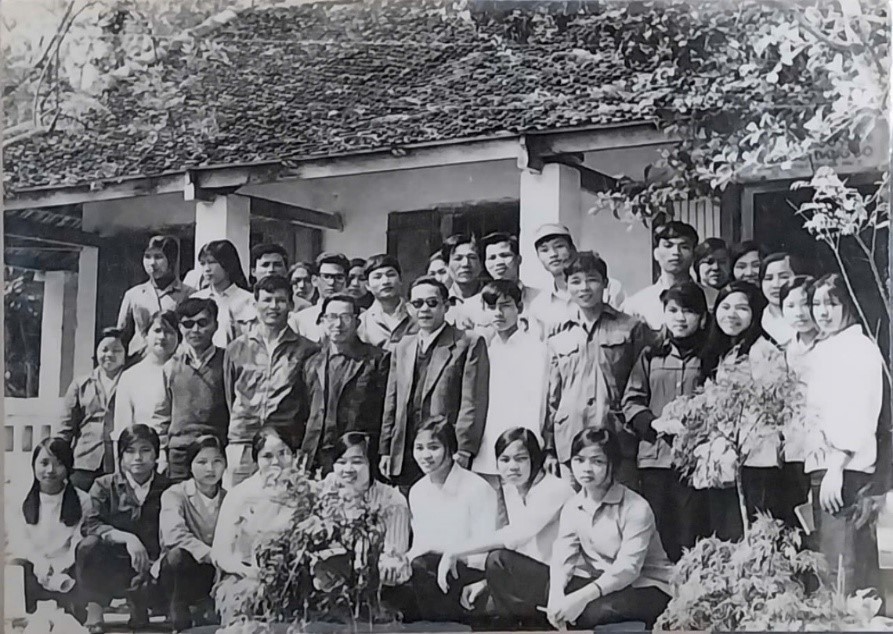 Thầy Nguyễn Ngọc Quang (Hiệu trưởng nhà trường) và thầy Đinh Trọng Lạc (Chủ nhiệm khoa) cùng SV khóa 1. Thầy Nguyễn Ngọc Quang (Hiệu trưởng nhà trường) và thầy Đinh Trọng Lạc (Chủ nhiệm khoa) cùng SV khóa 1.